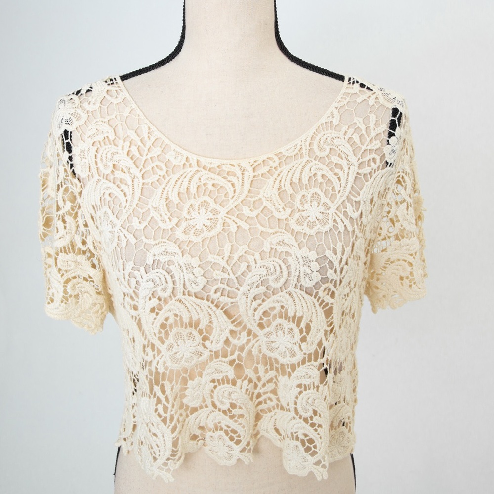 Lace cropped sheer cream crocheted top with scalloped trim Y2K Bongo M summer
